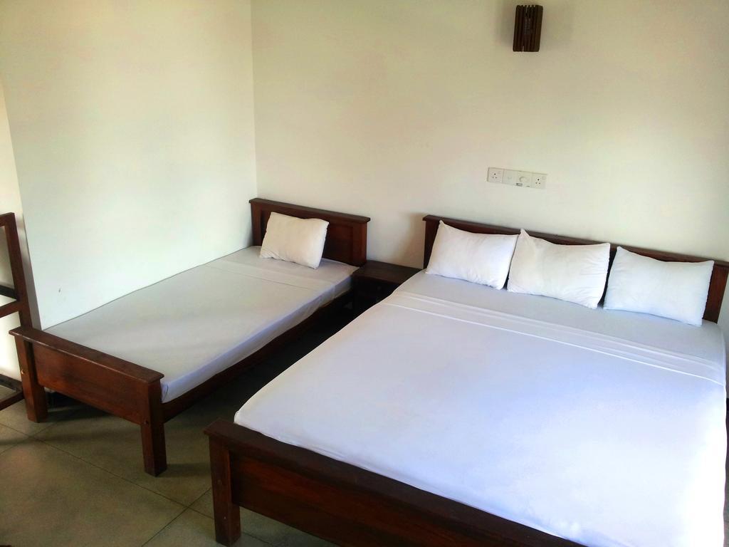 Ceylon Surf Guest And Restaurant Bed & Breakfast Weligama Bilik gambar