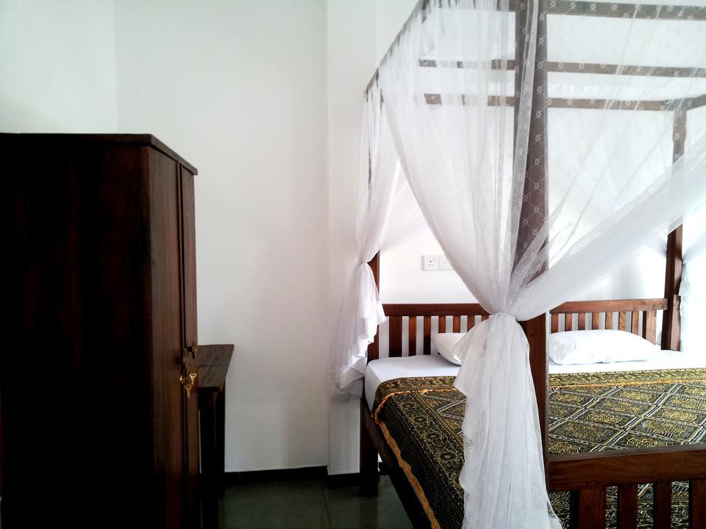 Ceylon Surf Guest And Restaurant Bed & Breakfast Weligama Bilik gambar